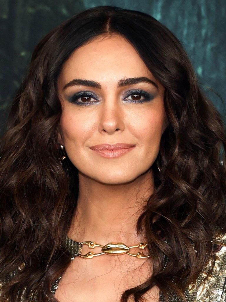 Bronwyn (Nazanin Boniadi)