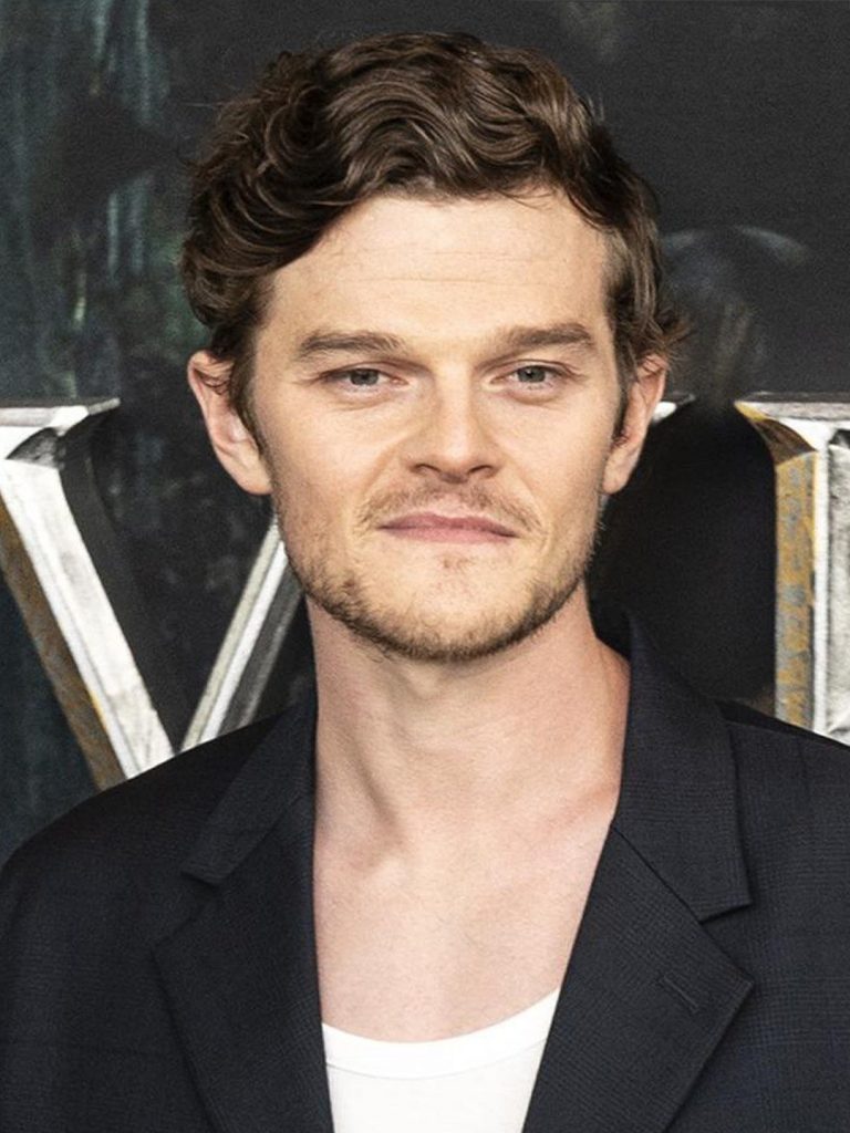 Elrond (Robert Aramayo)